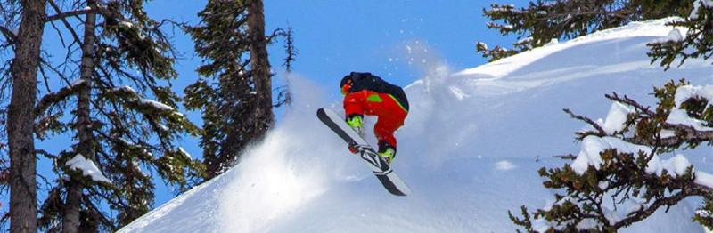 media/image/Snowboard-Sprung-auf-der-Piste.jpg